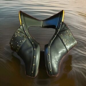 SOFFT BLACK LEATHER BRONZE STUDDED CLOGS HEELS MULES 9w SLIP ON 3.5" HIGH HEEL.